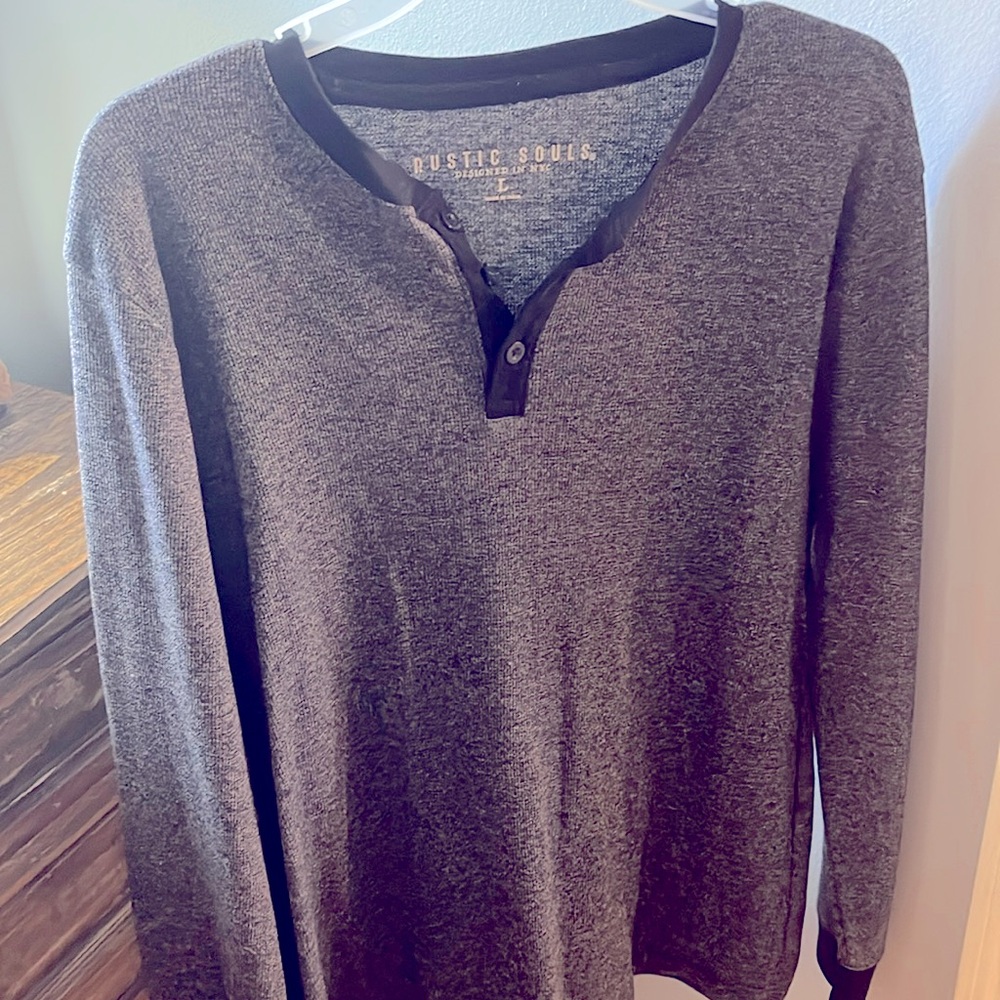 Men’s L knit long sleeve shirt